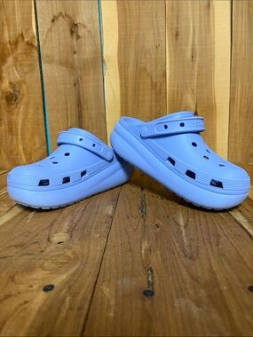 Girl’s Periwinkle Blue Platform Crocs J 6